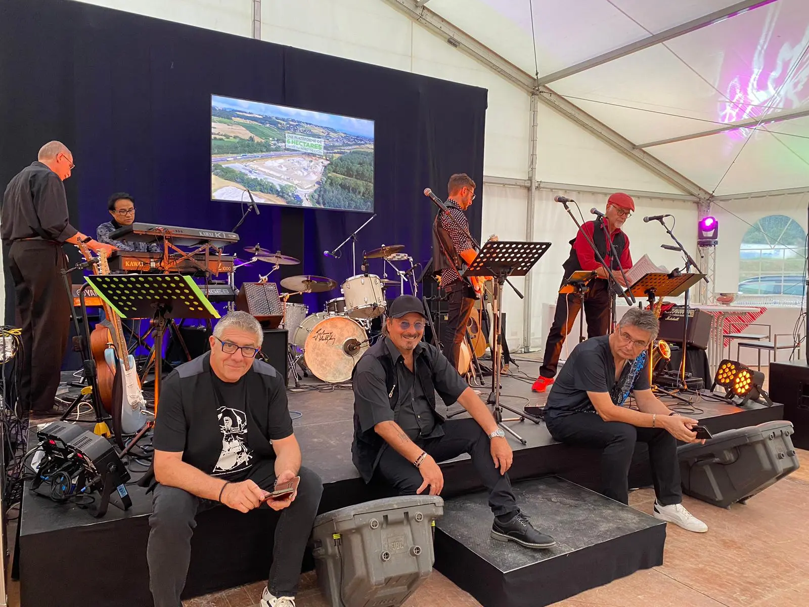 Le groupe Tribute Les Vieilles Canailles avec ses fans