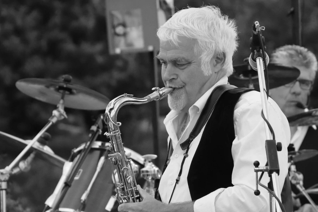 Daniel, saxophoniste du Tribute Les Vieilles Canailles en live