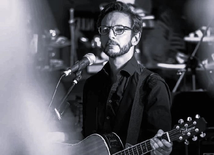 Jean-Baptiste, guitariste et chanteur du Tribute Les Vieilles Canailles