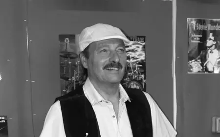 Mario, chanteur et bassiste du groupe Tribute Les Vieilles Canailles